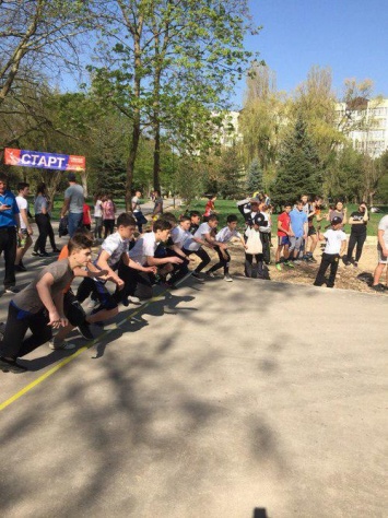 500 спортсменов в Симферополе боролись за призовые места в кросс-эстафете памяти Бориса Хохлова
