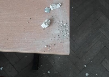 На головы студентов ЗНУ посыпались камни с потолка (ФОТО)