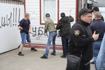 В Одессе активисты громили газовую заправку (фото)