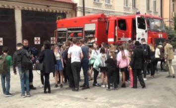 Днепровские школьники посетили выставку пожарно-спасательной службы (ВИДЕО, ФОТО)