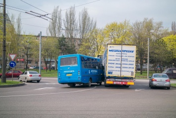ДТП в Днепре: на дороге столкнулись грузовое авто и маршрутка