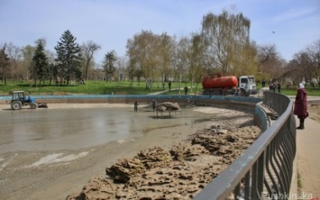 В парке Победы масштабно чистят главный пруд (ФОТО)
