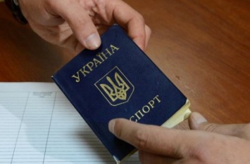 "Разметают молниеносно": как в Крыму наживаются на украинских паспортах