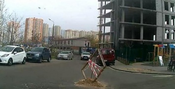 Прошла неделя: в Киеве не убрали торчащее из дороги окно
