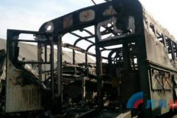 «Почему Урал сгорел, а палатка лишь подрана какими-то котами?», - соцсети обсуждают «обстрел» Луганска