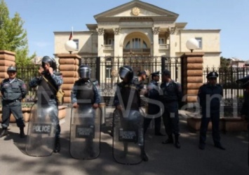 В Ереване протестующие блокируют резиденцию премьер-министра