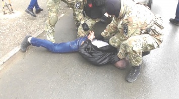 Двух наркоторговцев задержали в Крыму полицейские: продавали 30 тысяч доз (ФОТО, ВИДЕО)