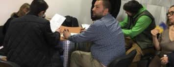 Скандал с активистами в запорожской прокуратуре: в здание не пускали, а заявление прикрепили к другому делу, - ФОТО