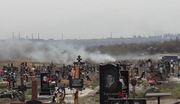 В Мариуполе горит кладбище (ФОТО)