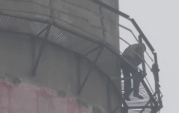 В Сумах работник завода вылез на 30-метровую высоту и грозился прыгнуть