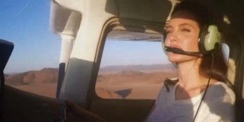 Анджелина Джоли показала, что умеет управлять самолетом