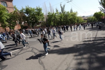В Ереване митингующие начали блокаду резиденции премьера