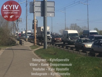 На Северном мосту в Киеве автобус "догнал" троллейбус и образовалась пробка