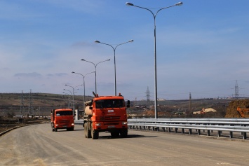 Работы по установке освещения на автоподходе к Крымскому мосту почти завершены, - Карпов