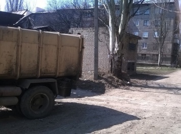 Соцсети: мусорные баки в Енакиево установлены с нарушением правил пожарной безопасности