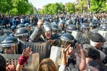 Беспорядки в Армении продолжаются: Протестующие в Ереване устроили погром и драку с полицией