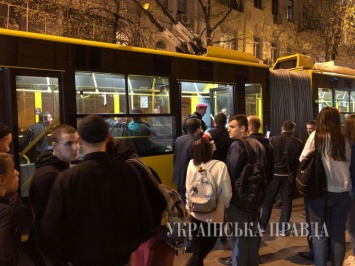В центре Киева в троллейбусе произошла драка, перекрыта улица