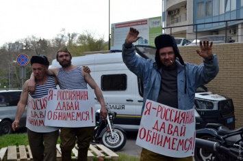 Активисты привели под Генконсульство РФ в Одессе бездомных в ватниках