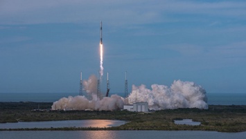 Первая ступень Falcon 9 успешно села на баржу в Атлантике после запуска спутника НАСА