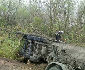 На Николаевщине съехал в кювет и перевернулся грузовик с подсолнечным маслом
