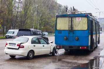 ДТП в Днепре: автомобиль врезался в электротранспорт