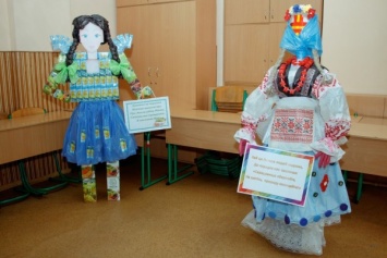 Арт-инсталляция: в Днепре показали куклы из мусора