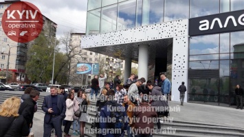 В Киеве ветром с ТРЦ сорвало лист металла, который упал на женщину (ФОТО)