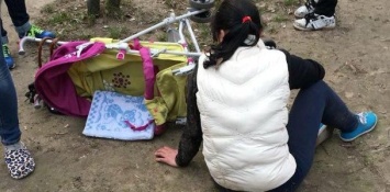 На Рокоссовского в стельку пьяная женщина разгуливала с ребенком в коляске