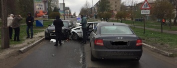 Тройное ДТП в Покровске: водитель "Ауди" с иностранными номерами протаранил "Славуту"