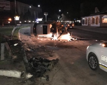 В Первомайске Mercedes влетел в отбойник: пострадали два человека