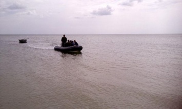 Запорожских рыбаков на лодке унесло в открытое море (Фото)