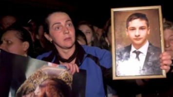На Закарпатье толпа людей пыталась совершить самосуд над 14-летним убийцей (видео)
