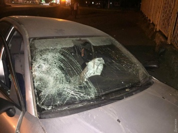 На Ивановском мосту автомобиль сбил женщину: водитель пытался скрыться, но неудачно (фото)