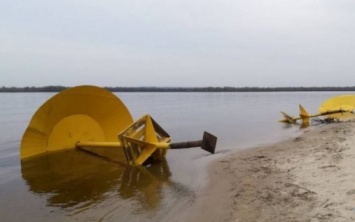 Бытое стекло и выкорчеванные "грибки": вандалы изуродовали пляж в Днепре
