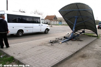 В Запорожской области ищут лихача, который снес остановку (Фото)