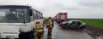 В Донецкой области рейсовый автобус столкнулся с автомобилем: погиб водитель (ФОТО)