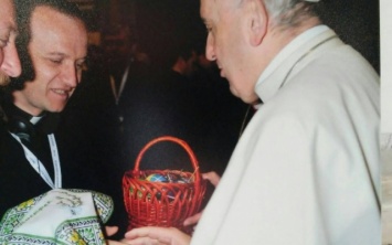 Священник из Тернопольщины вручил Папе Римскому необычный подарок