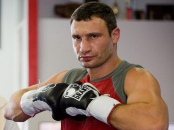Мэр Киева продает на аукционе свои боксерские перчатки
