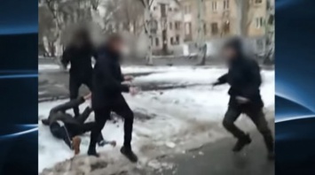 В Донецке молодые парни избивали прохожих и снимали это на видео