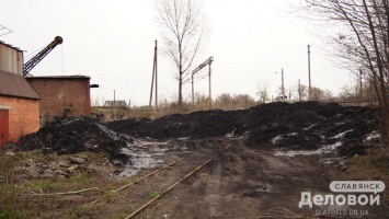 Жители микрорайона в Славянске задыхаются из-за бесхозного битума на окраине города (ФОТО)