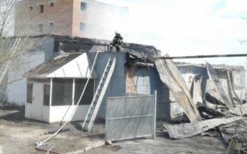Пожар на складе в Скадовске тушили силами четырех подразделений