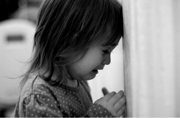 На это невозможно смотреть без боли: в Киеве ищут родителей маленькой девочки. ФОТО