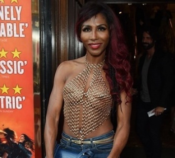 Модный провал: 54-летняя певица Синитта показала, какой топ лучше не надевать