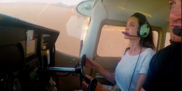 Стало известно, что заставило Анджелину Джоли сесть за штурвал самолета