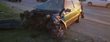 На Набережном шоссе авто вылетело в кювет, трое пострадавших (ФОТО)