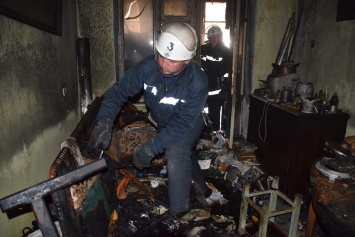 В Николаеве загорелся жилой дом, спасатели вынести из огня пожилого мужчину