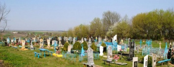 Сюжет для триллера: в Черниговской области произошло убийство на кладбище. Из-за конфет и алкоголя