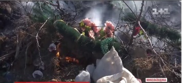 На Николаевщине власти выбросили мусор с могил рядом с жилыми домами