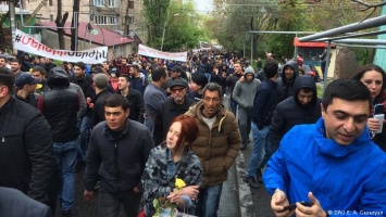 В Ереване полиция задерживает протестующих