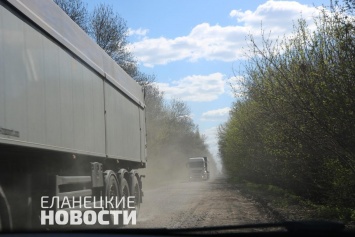 После подсыпки трассы "Новая Одесса - Еланец" пыль стоит стобом